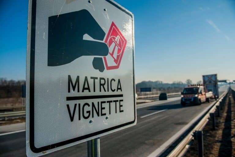 Matrica nélkül autópályáztak egy évig, közel 300 milliós bírság lett a vége