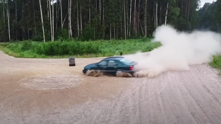 140 km/órával, murván csapattak egy öreg Mercivel!