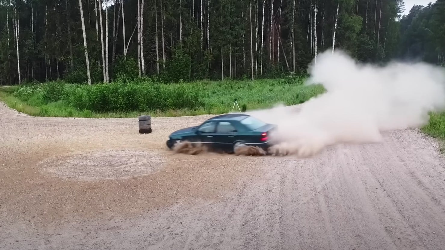 140 km/órával, murván csapattak egy öreg Mercivel!