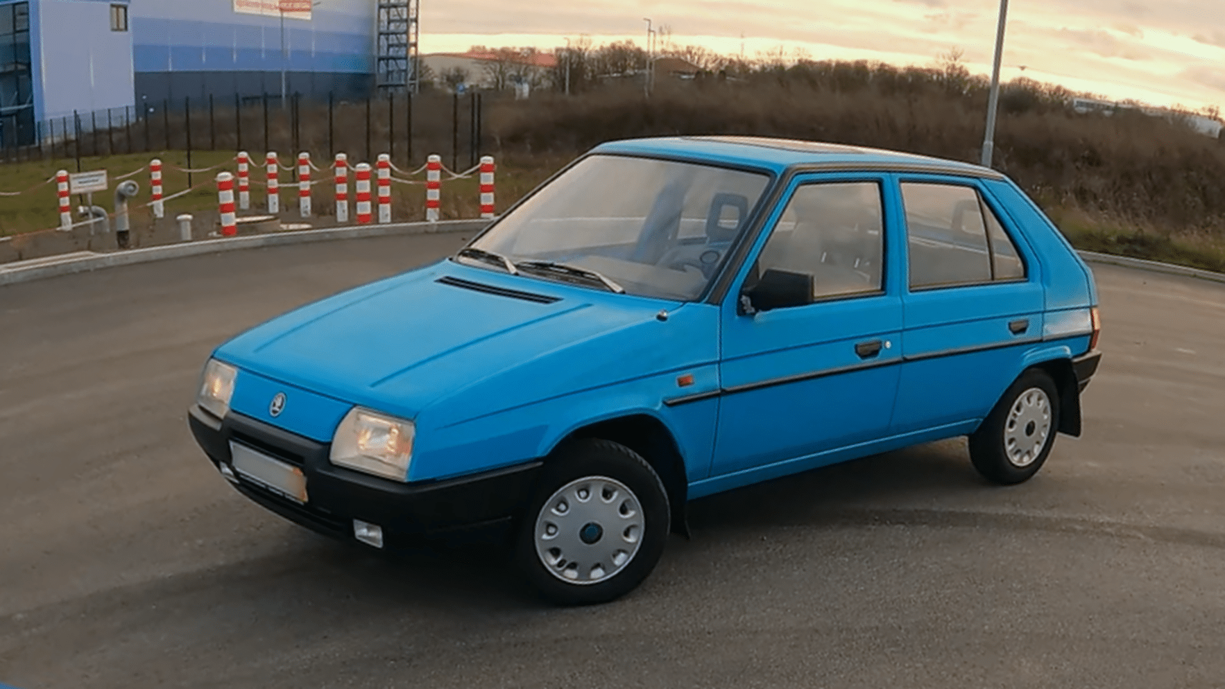 Strandkorlátkék Favorittal az Autobahnon? Így ordít padlógázon!