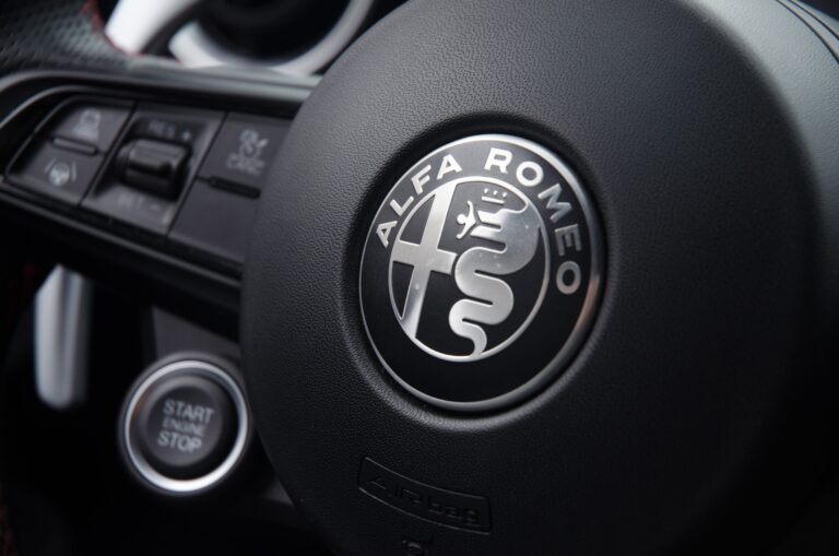 Az Alfa Romeo is kihátrál a villanyosítási stratégiájából?