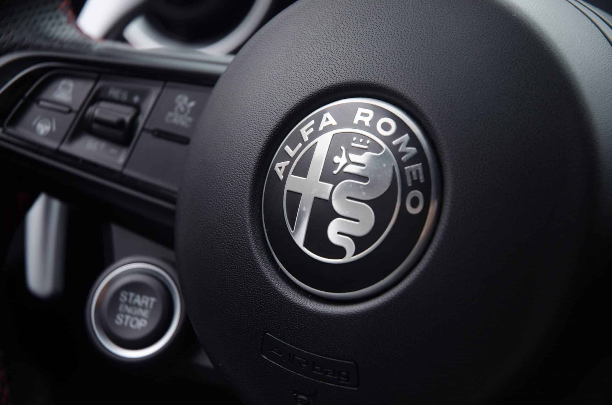 Az Alfa Romeo is kihátrál a villanyosítási stratégiájából?