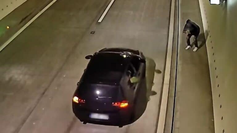 Megtetszett nekik az alagút, megálltak az M85-ös autóúton fotózni!