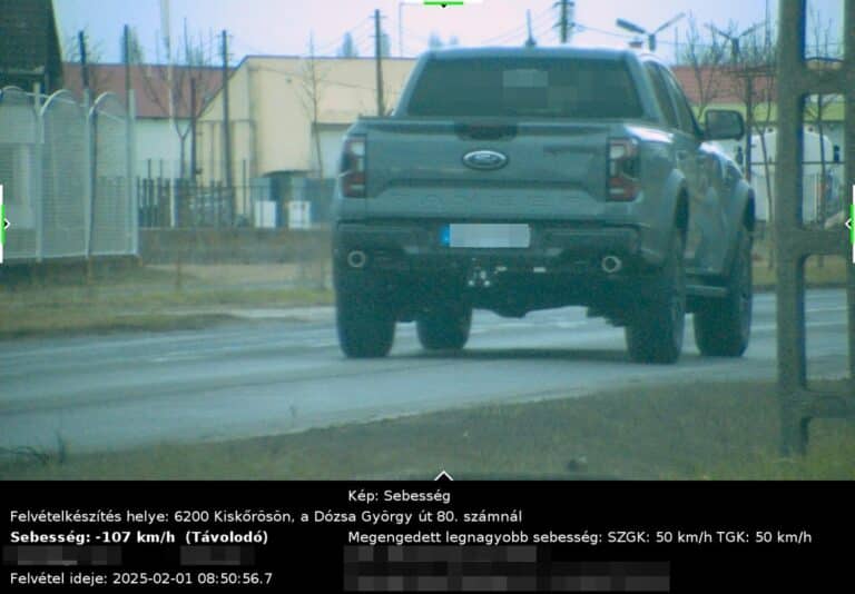 Csúnyán beleszaladt a traffipaxba egy Ford Ranger Kiskőrösön