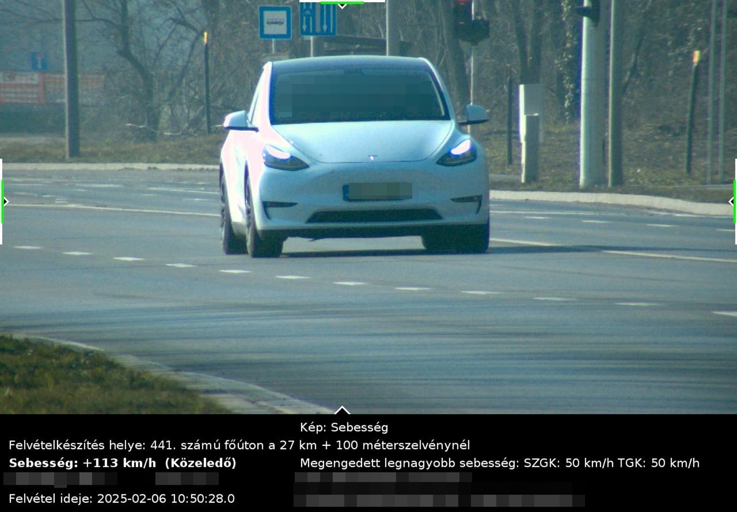 50-es táblánál taposta a Teslának, több mint 200 ezres bírságot szedett össze!