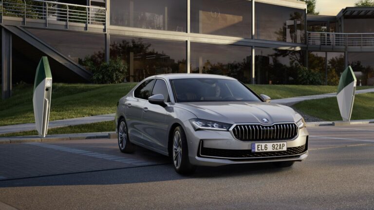 Ennyibe kerül a konnektoros hibrid Škoda Superb!