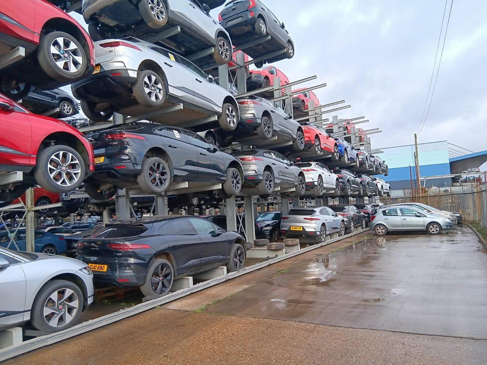 Rengeteg Jaguar villanyautó tűnt fel egy roncstelepen