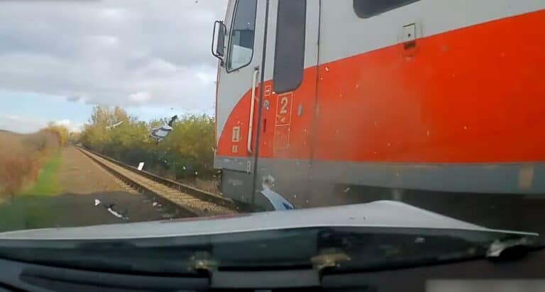 Nem vette észre a vonatot a szabolcsi rendőr, simán kihajtott elé!