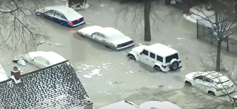 Napi abszurd: több tucat autó fagyott bele az árvízbe