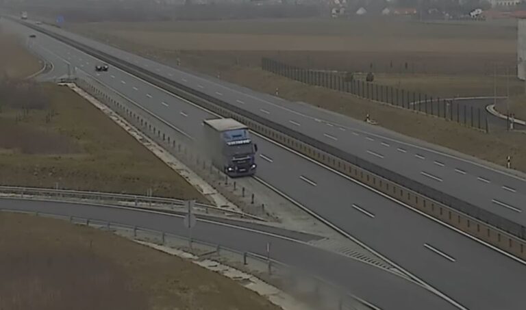 Tolatni kezdett az M85-ös autóúton a hivatásos sofőr, íme a videó!