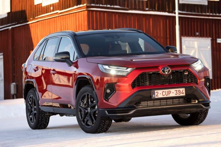 Olcsóbb plug-in hibridekkel csábít a Toyota!