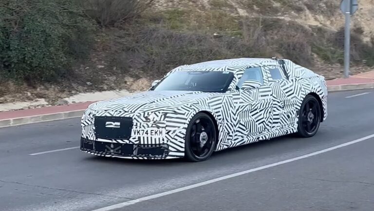 Kémfotókon a Jaguar furcsa villanyautója, óriásinak ígérkezik