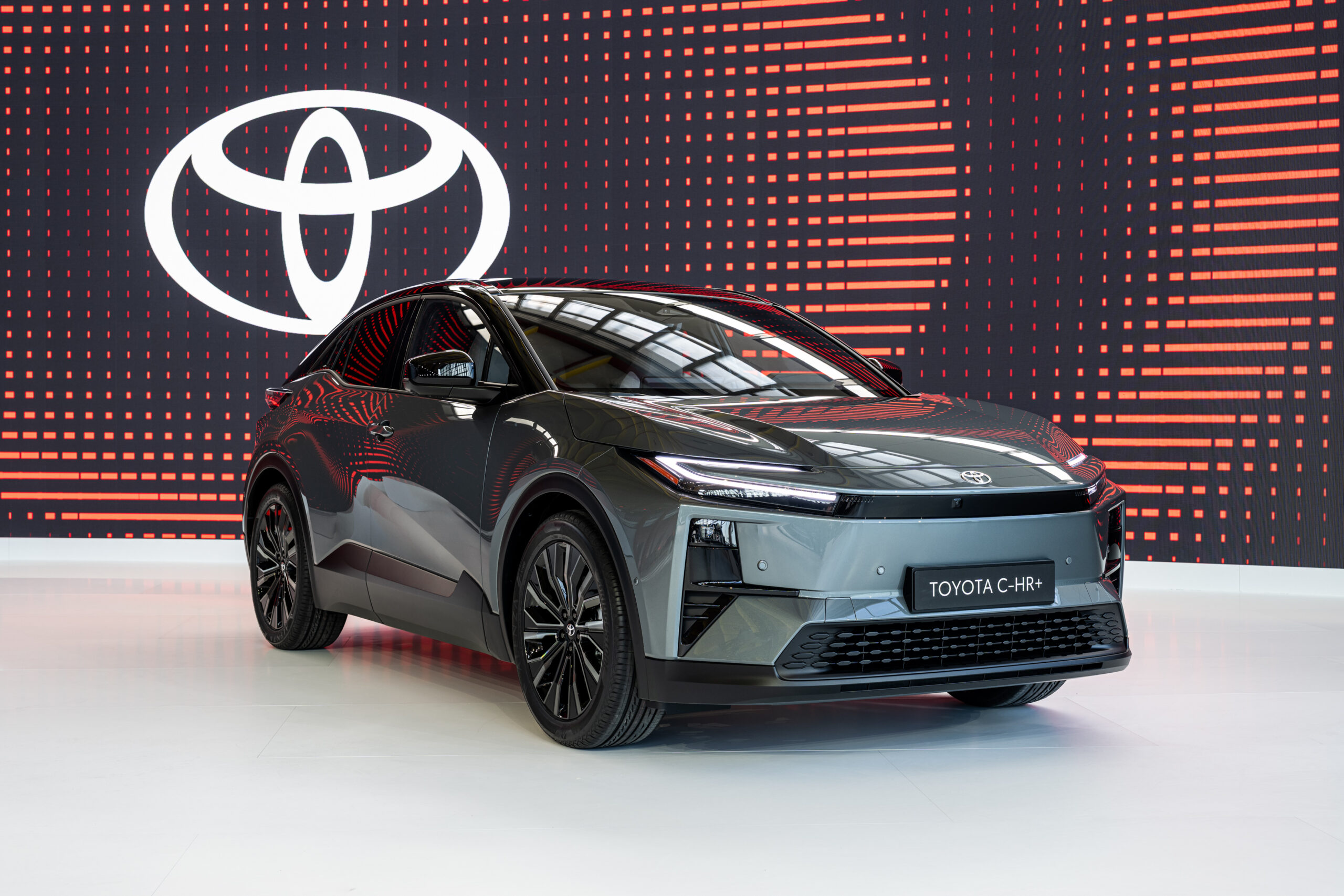 Bővül a villany Toyoták száma: itt az elektromos C-HR!