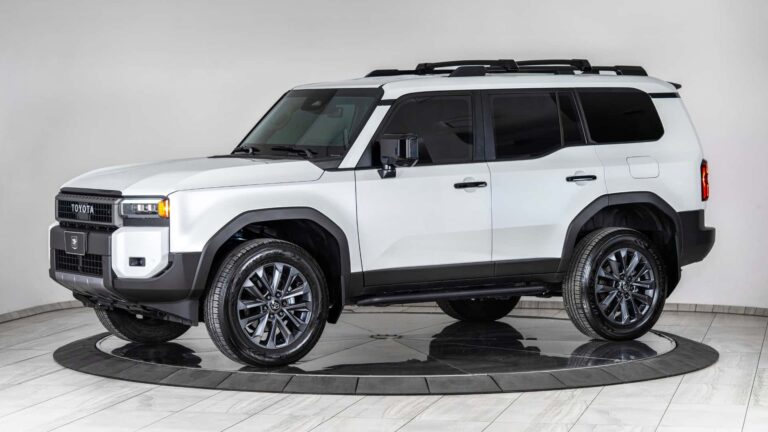 Nem érdemes szívózni ezzel a páncélozott Toyotával