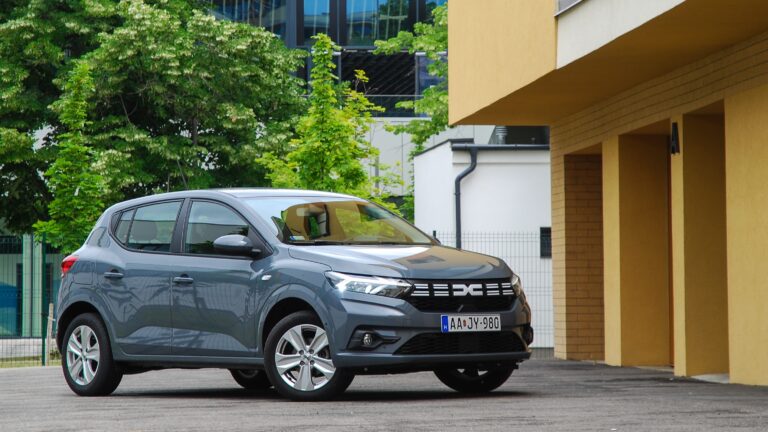 Miközben a Suzuki árat emelt, a Dacia még olcsóbb lett!