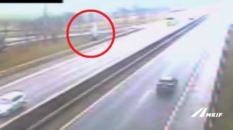 Videón, ahogy kirepül egy autó az egyik hazai autópályáról