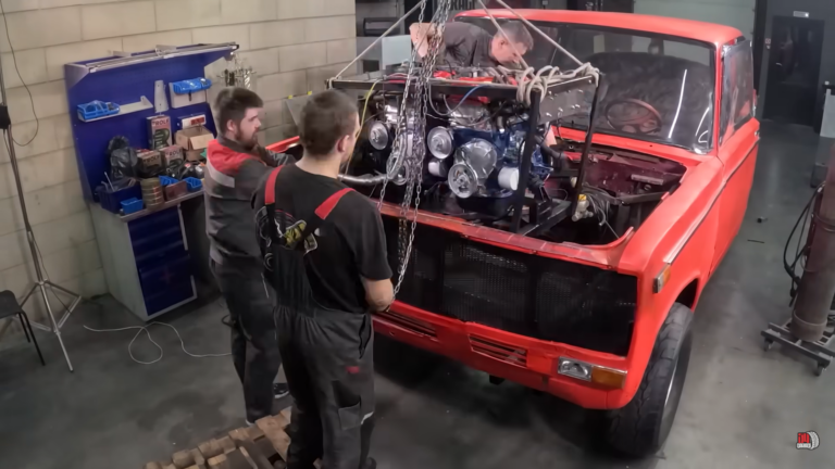 Párhuzamos nyolchengeres motort kapott az óriás Lada!