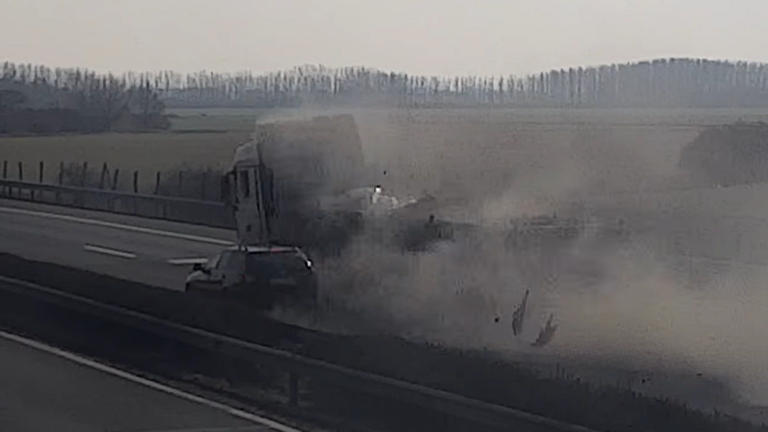 Ilyen, amikor az autópályán durrdefektet kap melletted egy kamion