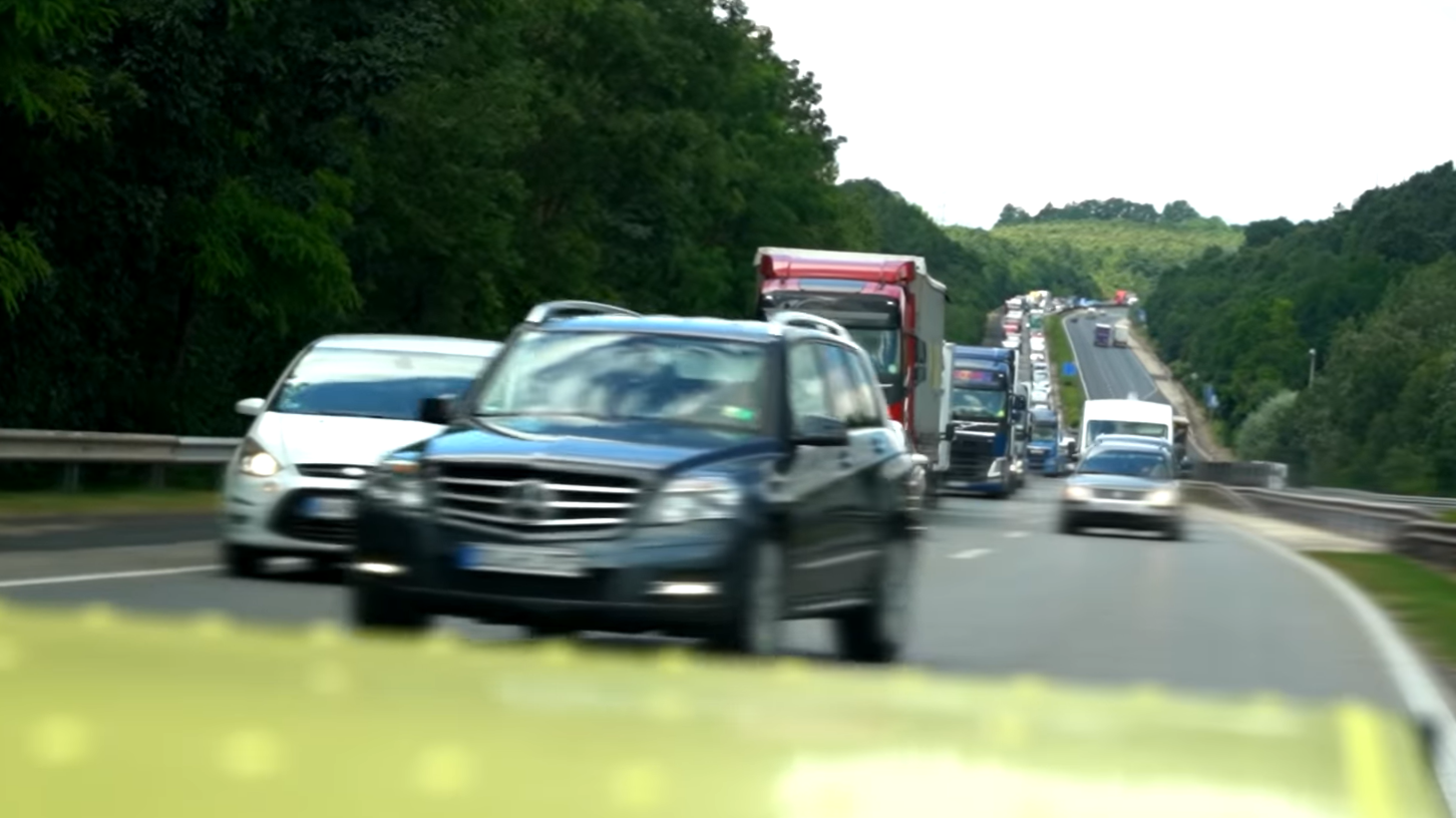 Állítólag azért van dugó, mert nem tudunk közlekedni