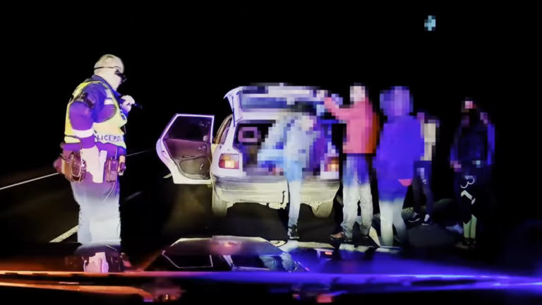 Videón, ahogy 8 fiatal utazott egyszerre az F Astrában