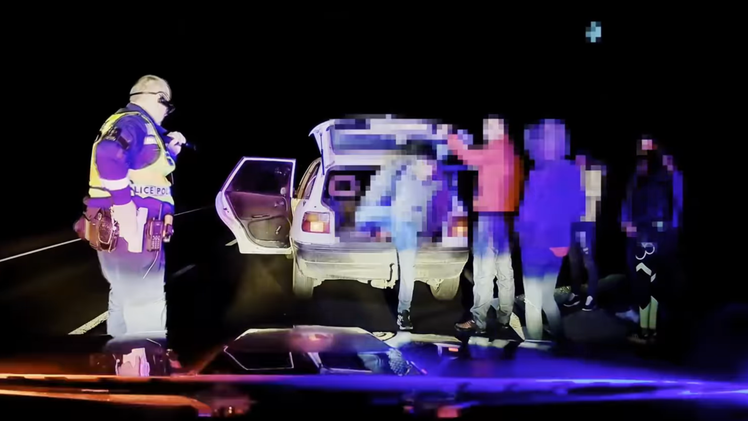 Videón, ahogy 8 fiatal utazott egyszerre az F Astrában