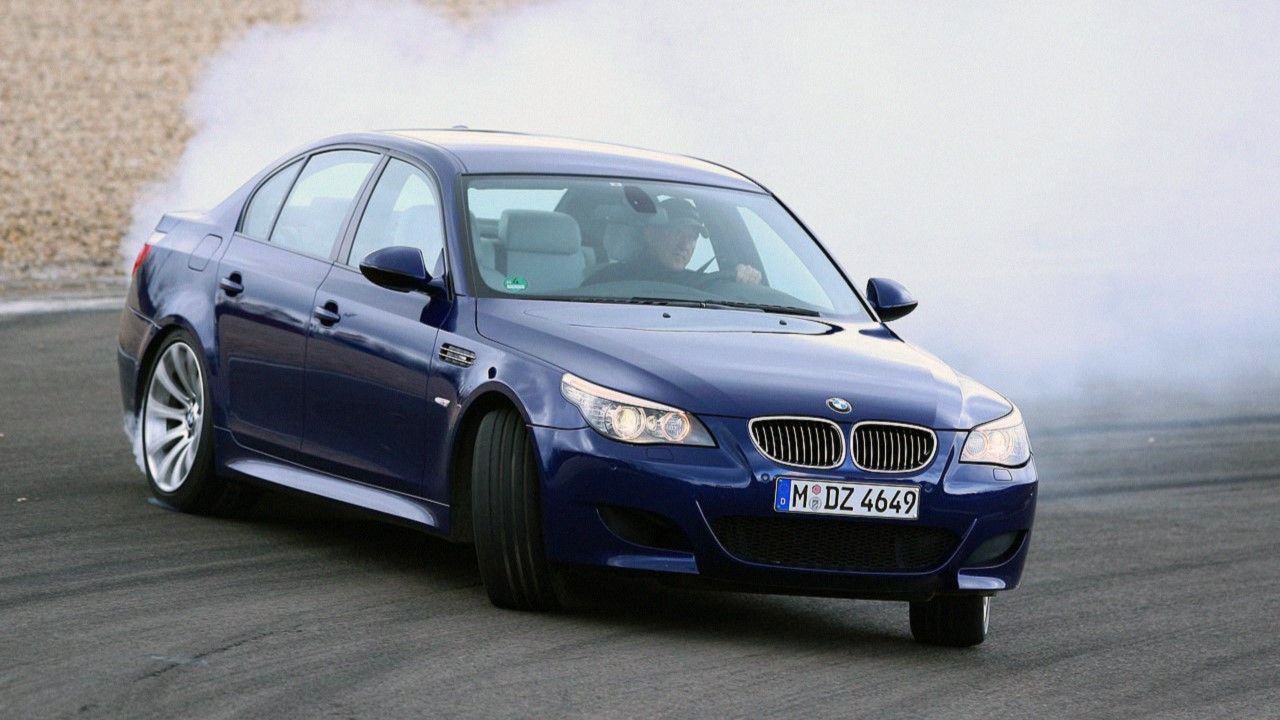 Ez lenne az igazi BMW M5? Végsebesség-teszten a kézi váltós E60!