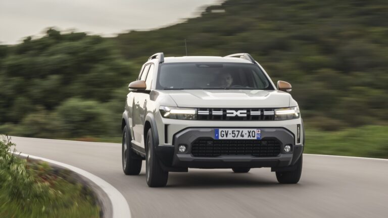 Három millióval drágábban is jóval lassabb az elődjénél az új Dacia Duster?