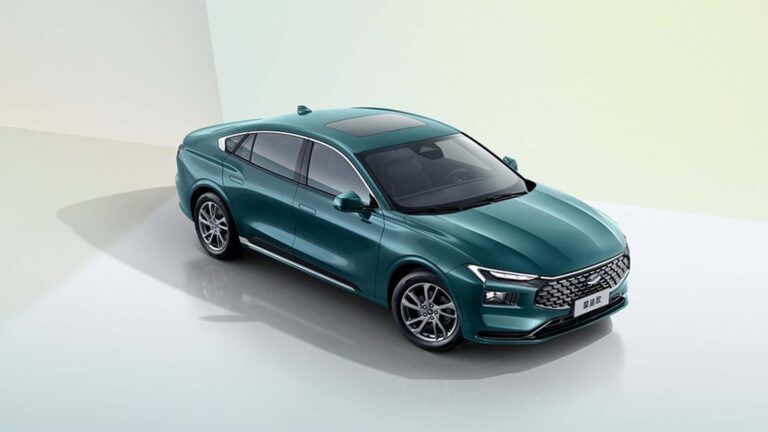 Nálunk csak álom, máshol valóság a 7,5 millió forintos új Ford szedán