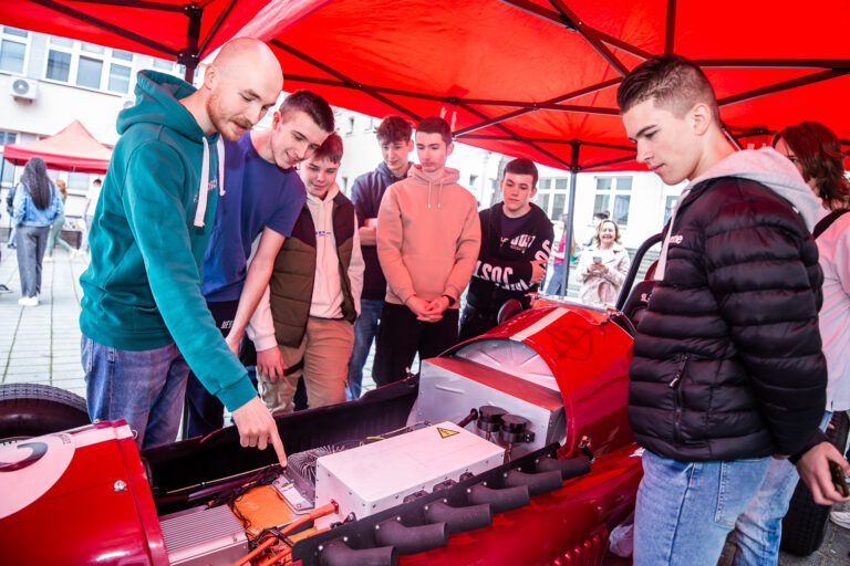 Ritka lehetőséget kaptak középiskolások a magyarországi Bosch csoporttól