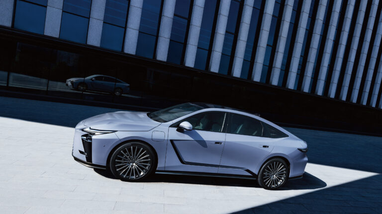 Itt az új Lexus ES! Villanyosként és hibridként is kapható lesz!