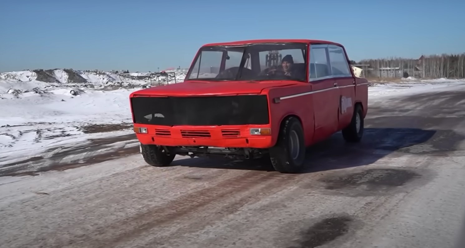 Így mozog a gigantikus méretűre hízott Lada