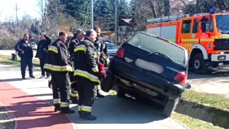 87 éves sofőr hajtott keresztül egy Twingóval a futópályán: megúszta közigazgatási bírsággal