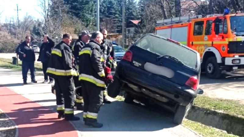 87 éves sofőr hajtott keresztül egy Twingóval a futópályán: megúszta közigazgatási bírsággal