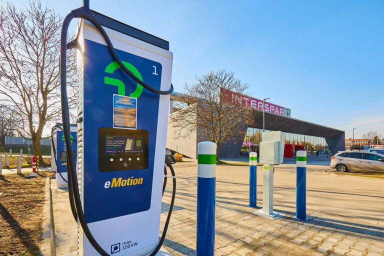60 új villanyautó-töltőt telepít a SPAR