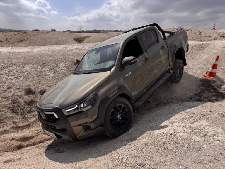 Ilyen a hibrid Toyota Hilux! Terepen is kínoztuk!