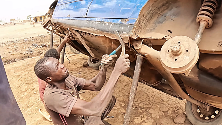 Így lakatolják az öreg Golfot Nigériában!