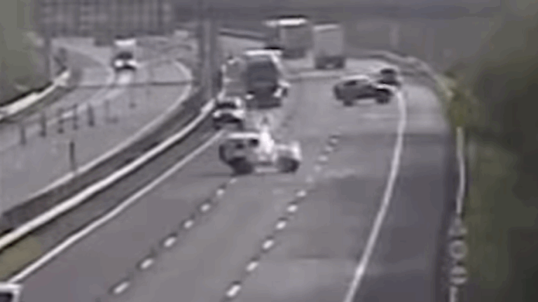 Videó: egy egész csoportnyi autó fordult vissza szabálytalanul az M7-es autópályán