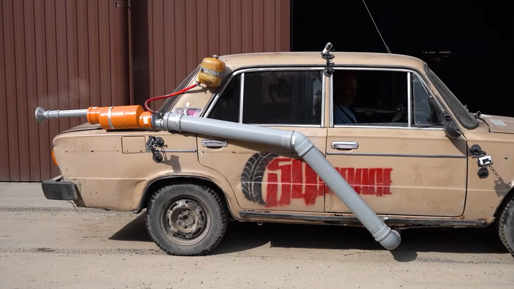 PVC csőből kipufogót a Ladára? Videón a bizonyíték, hogy lehetséges!