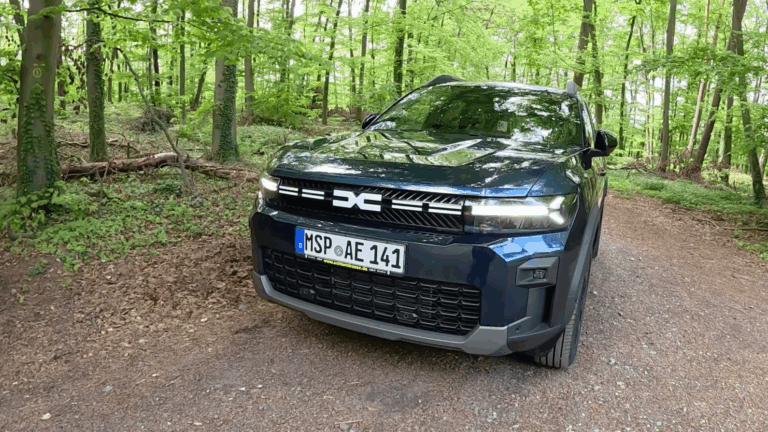 Videón a Dacia csúcsmodelljének végsebesség-tesztje!