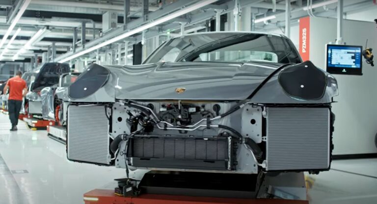 Így készül a Porsche 911! Videón a gyártósor!