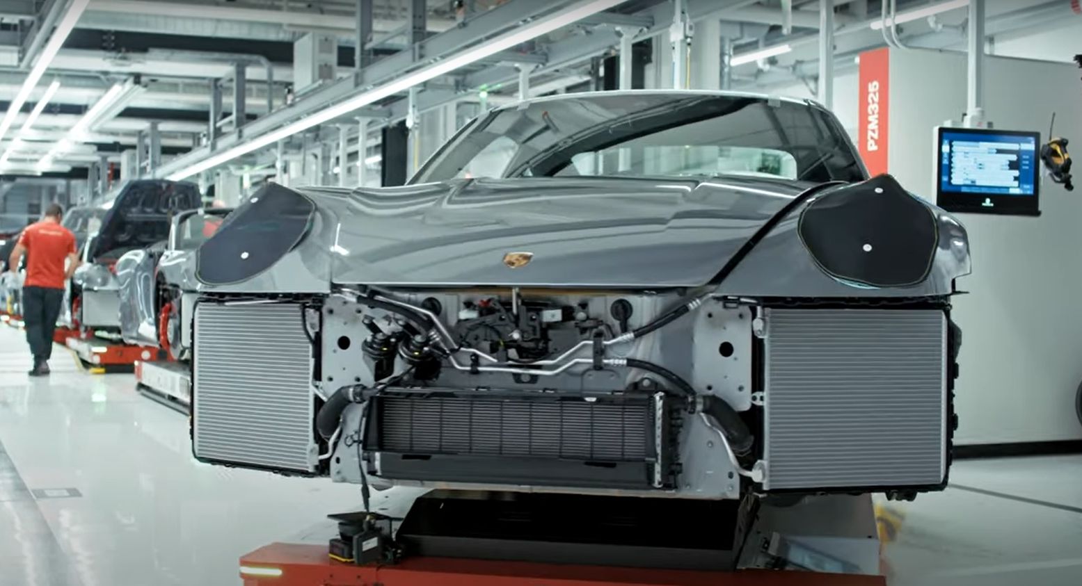 Így készül a Porsche 911! Videón a gyártósor!