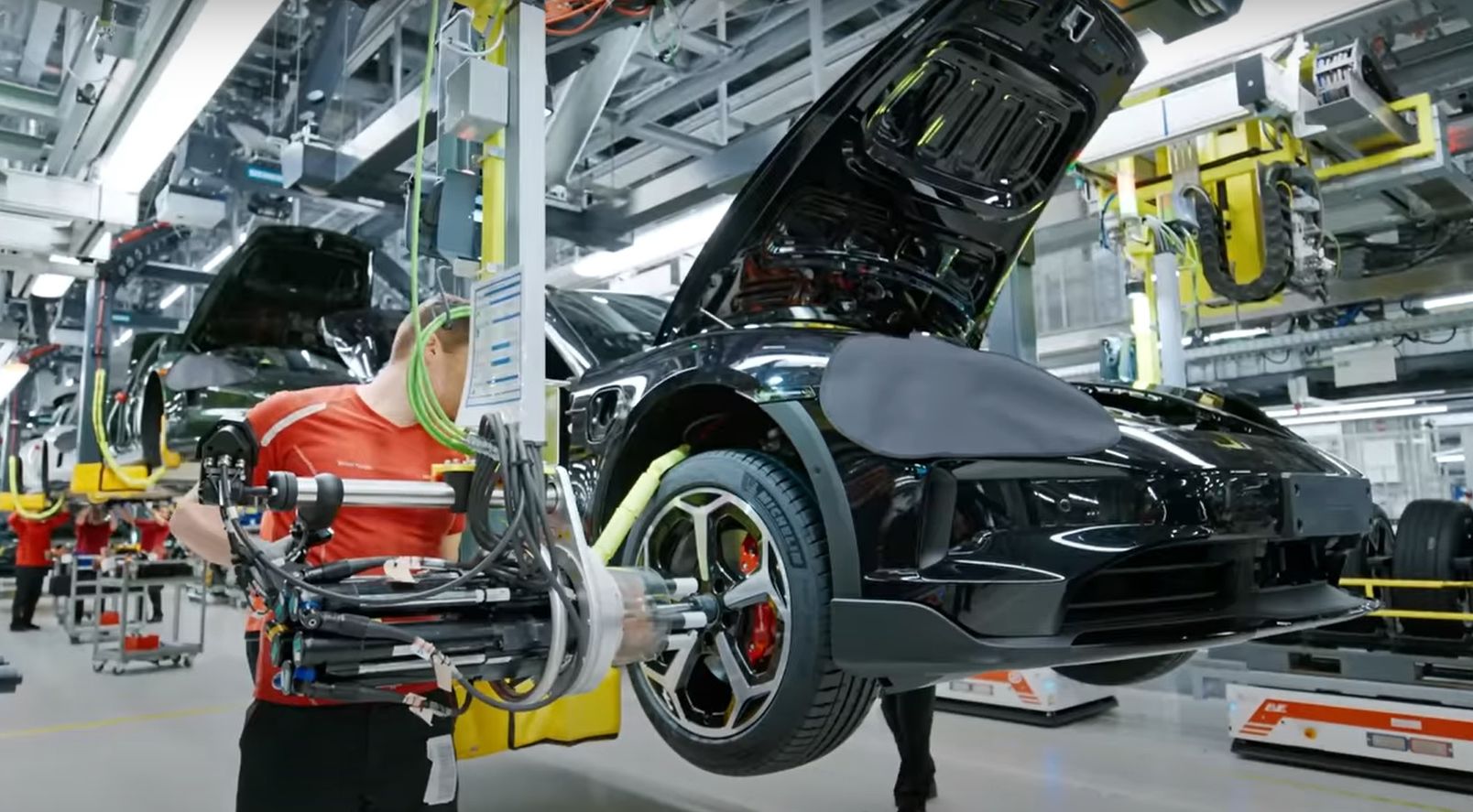 Videó: Így készül a Porsche Taycan!