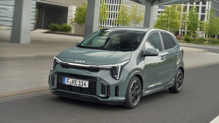 Egy liter, 3 henger, 63 lóerő, 170 km/óra: íme az egyik legolcsóbb új autó, padlógázon!