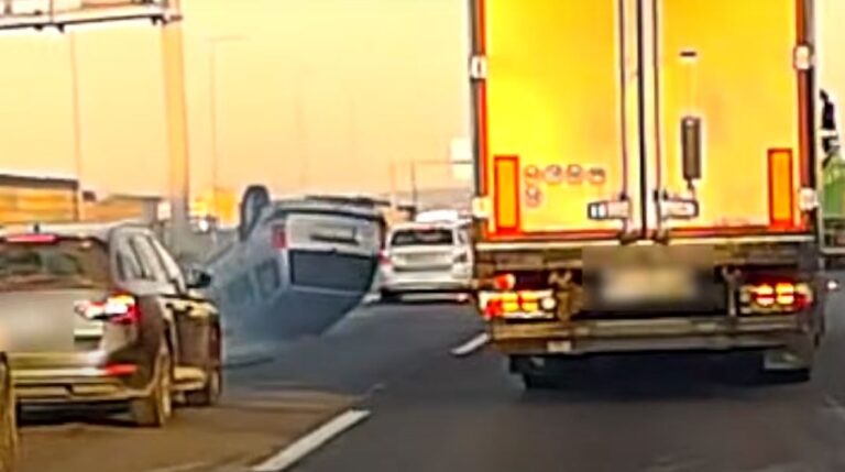 Videó: így állt fejre egy autó az M0-son!
