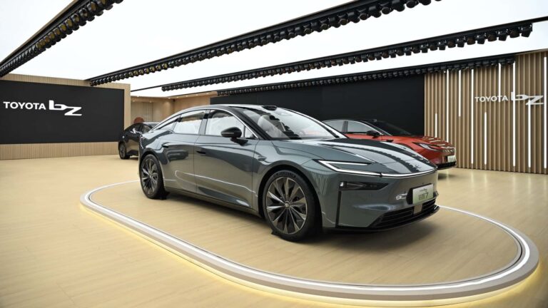 Bemutatta Kínában a Toyota az új szedánját!