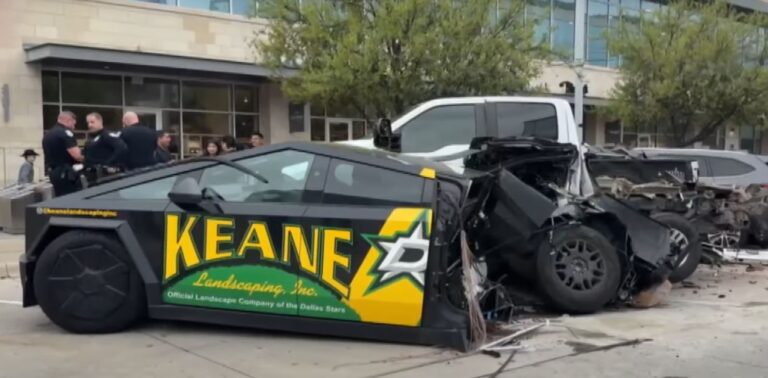 Kettészakította a Cybertruckot a parkoló autók közé csapódó G-osztály