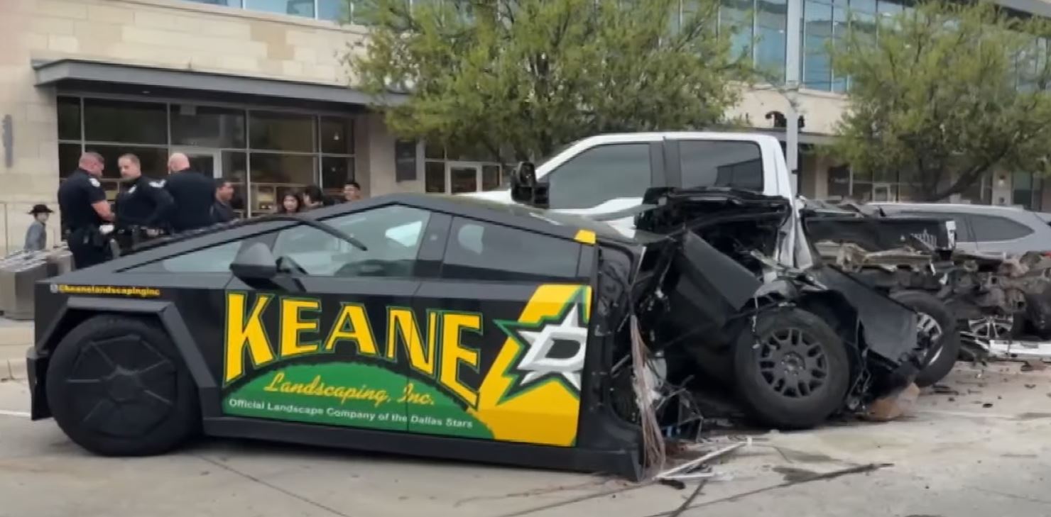 Kettészakította a Cybertruckot a parkoló autók közé csapódó G-osztály