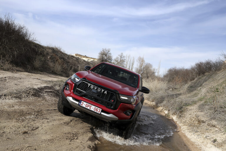 Videón a legújabb Toyota Hilux!