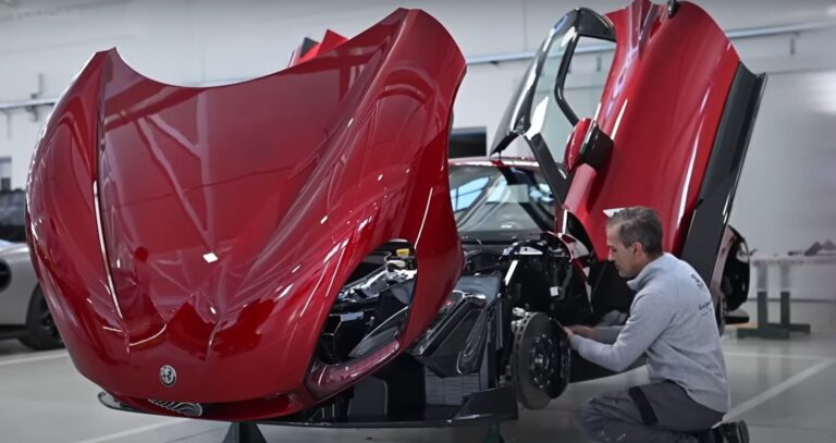 Így készül kézi összeszereléssel az Alfa Romeo 33 Stradale!