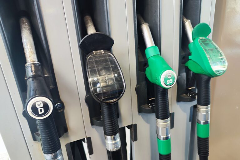 Üzemanyagár-emeléssel indul a hét, ennyivel kell többet fizetni!